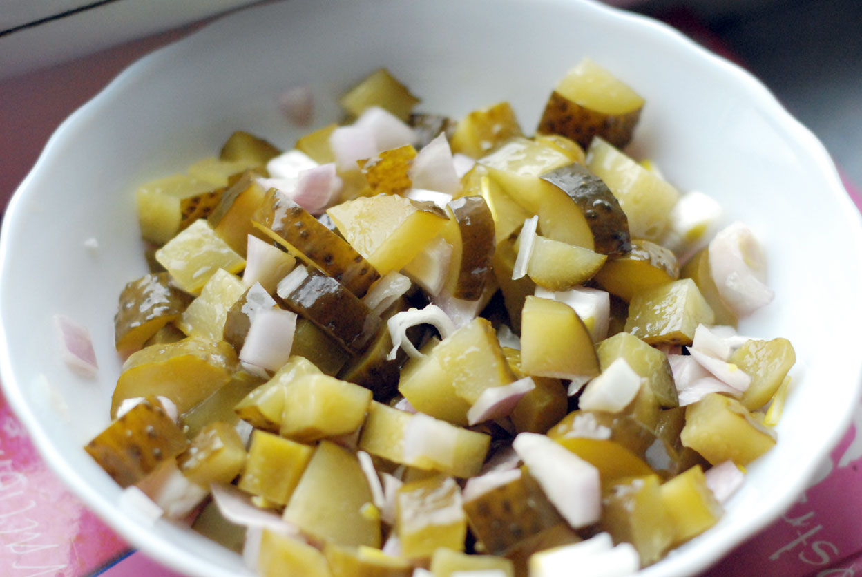 Картофельный салат с солеными огурцами, кукурузой и орехами