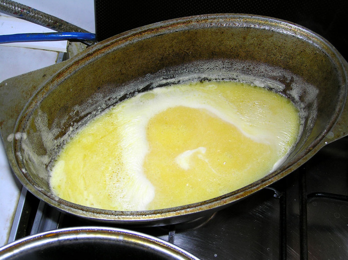 Топленое кипящее масло для приготовления пищи. Топленое масло гхи. Растопленный жир. Растопленное топленое масло.