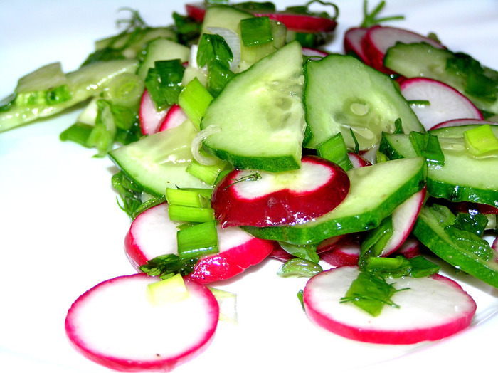 Салат из помидор огурцов редиса