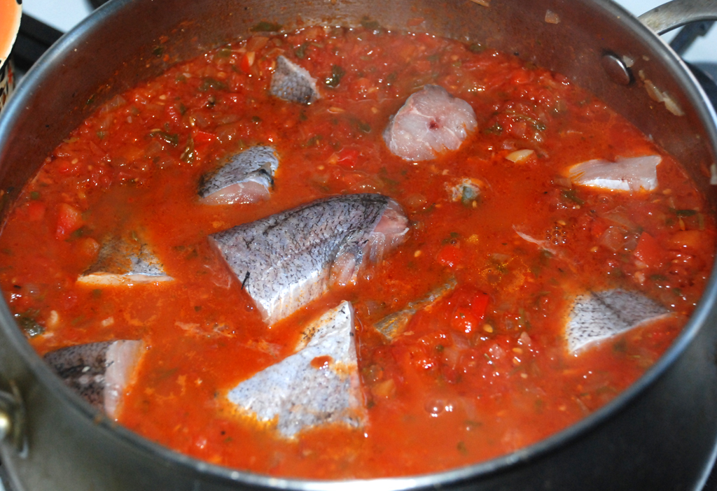 Рыба с овощами в томатном соусе. Тушение рыбы приготовление. Рыба тушёная с овощами в томатном соусе в кастрюле. Рыба тушёная с овощами на сковороде. Рыба с томатным соком.
